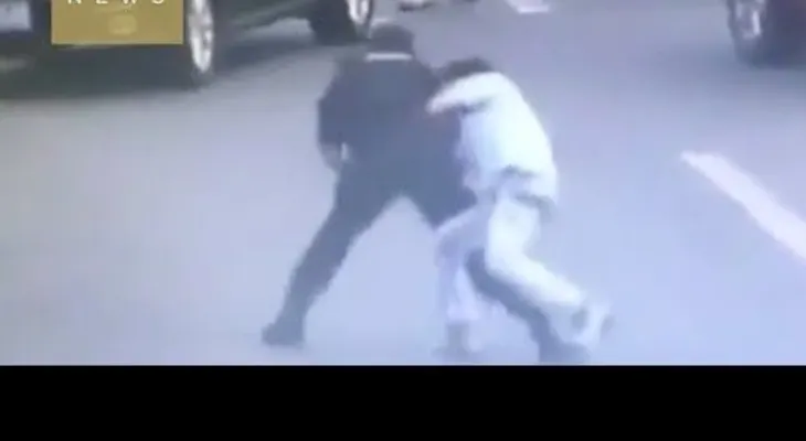 ¿Mejor que Jackie Chan? Esta mujer neutraliza a un hombre armado con una maniobra de película