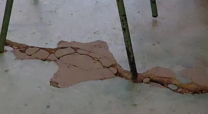 Padres denuncian deterioro de escuela de Monte Cristi y ADP suspende docencia en varios planteles de Guayubín