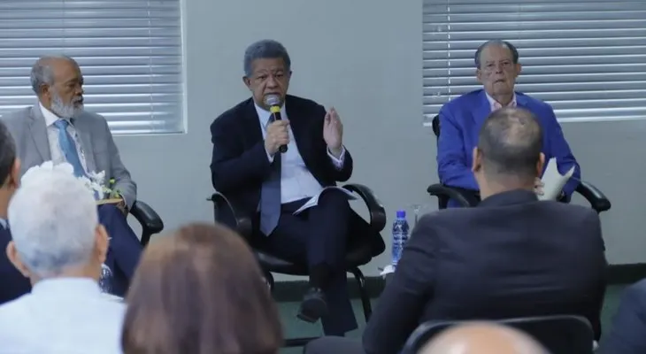 Leonel Fernández sigue consultando sectores económicos para analizar la crisis dominicana