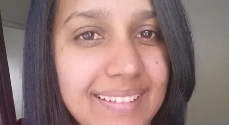 Familiares y curiosos esperan rescate de mujer del Mar Caribe