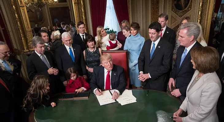 Los primeros decretos que Trump firmó como presidente