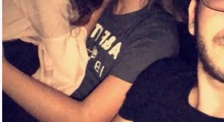Descubre a su novia besándose con otro, y su reacción se hace viral