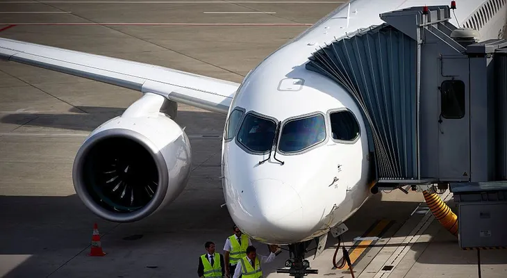 Arrestan a dos pilotos que supuestamente estaban bajo la influencia del alcohol antes de un vuelo