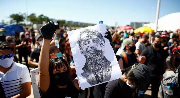 Brasileños marchan a favor y contra Bolsonaro en medio de pandemia al alza