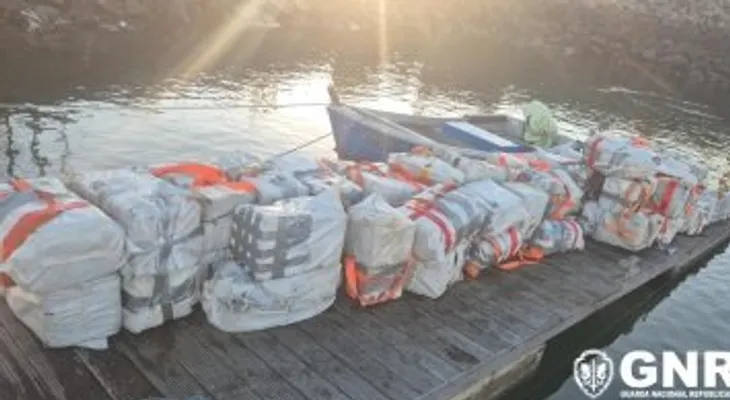 Un fallecido y tres toneladas de cocaína incautadas en operativo marítimo frente al Algarve portugués