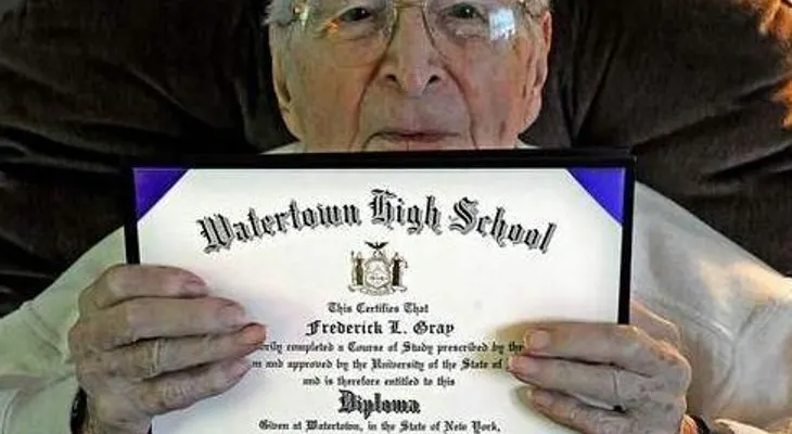 Hombre de 97 años se gradúa de escuela secundaria