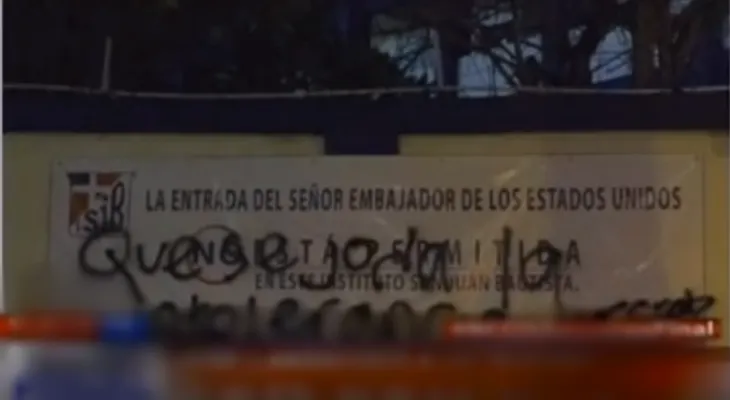 ¡La guerra sigue! Grafitean letrero del San Juan Bautista
