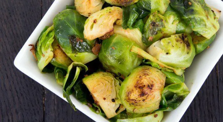 Coles de Bruselas con limón y ajo para dietas para bajar de peso