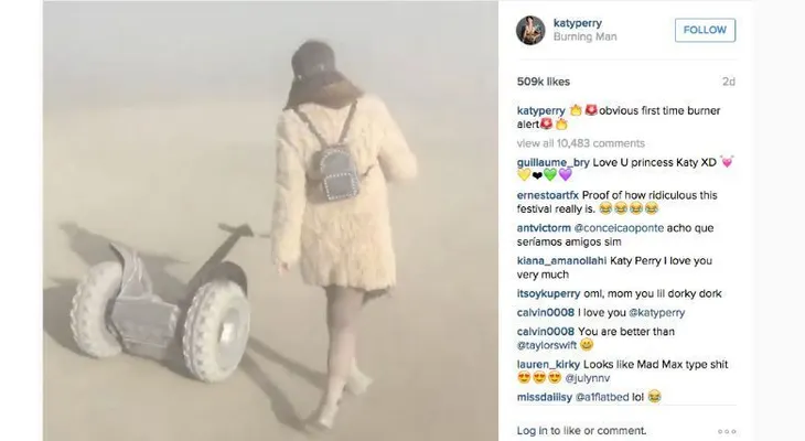 Katy Perry resbala de su Segway en el desierto y publica la escena en Instagram