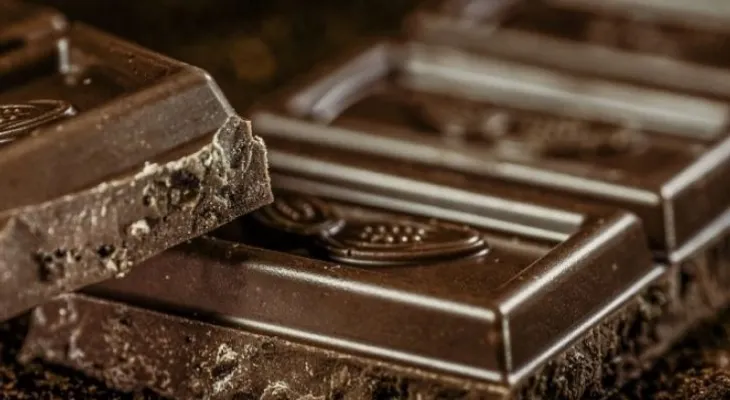 Crean un chocolate que ayuda a aliviar los dolores menstruales