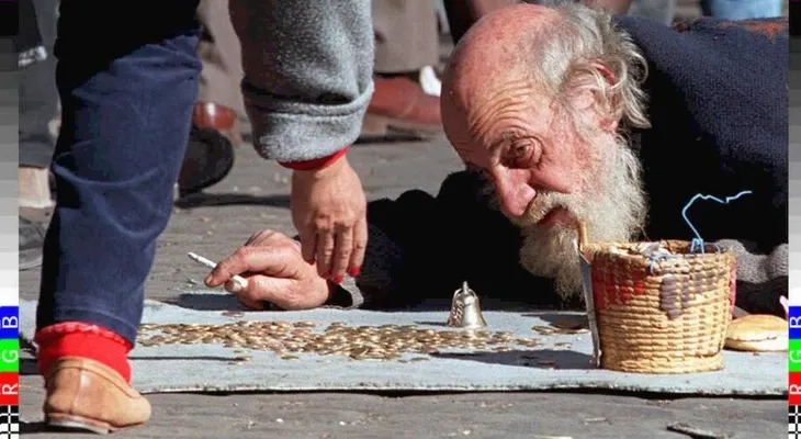 El limosnero que le reclama al hombre