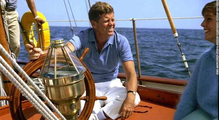 Trump posterga hasta 2021 la fecha límite para revelar documentos sobre el asesinato de JFK