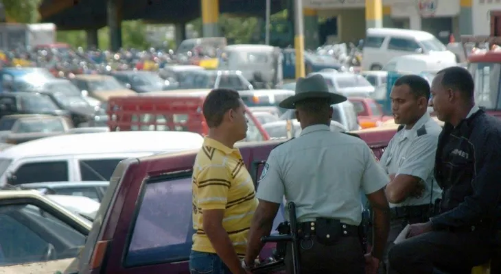 Conductor choca agente de Amet en la Charles de Gaulle