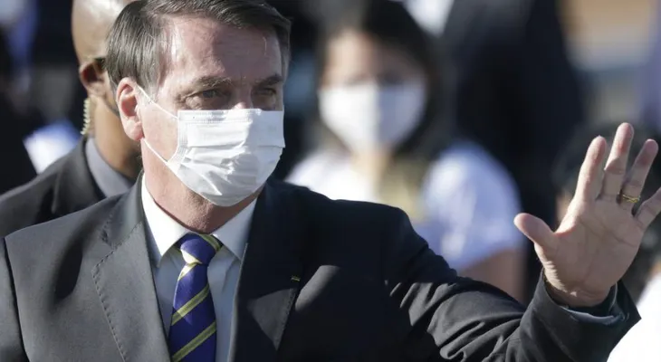 La Justicia determina que Bolsonaro debes usar mascarilla; si no lo hace será multado