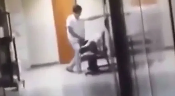 Indignación por un médico que frota sus genitales por la cara de una mujer dormida en un hospital