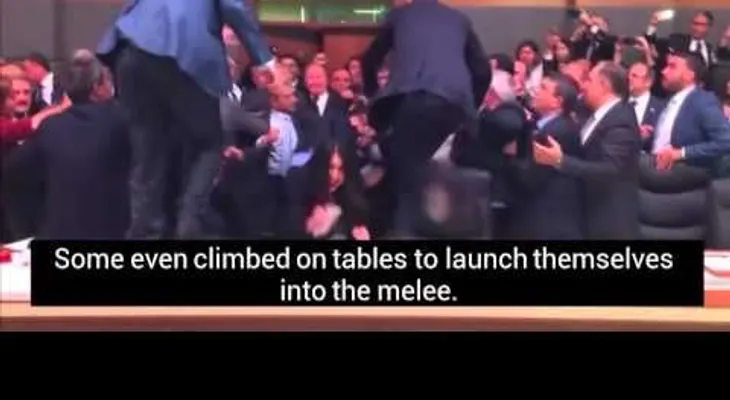 Una sorprendente batalla campal estalla en el Parlamento turco (VIDEO)