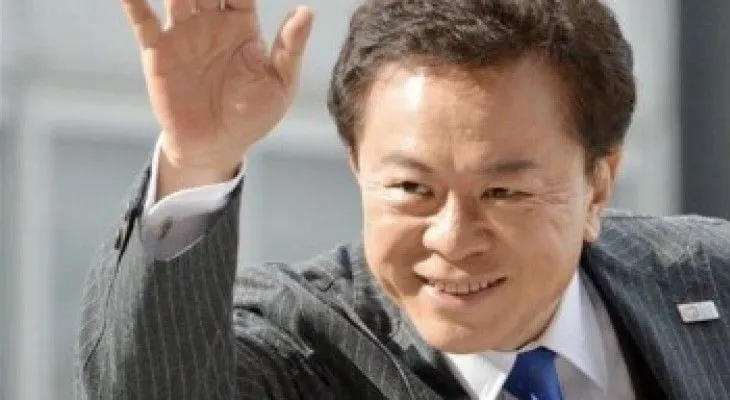 Renuncia gobernador de Tokio por escándalo de corrupción