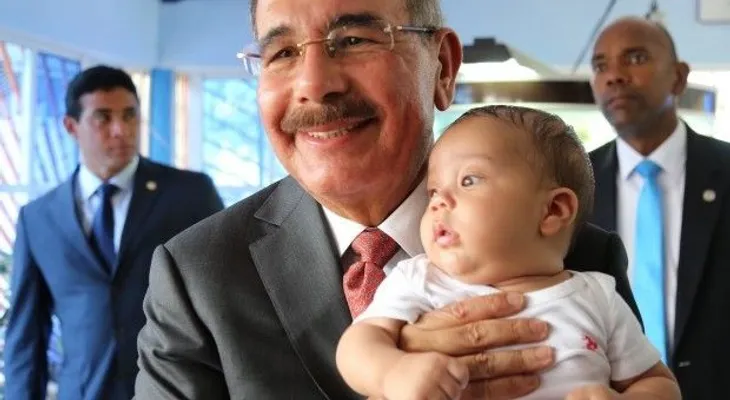 Presidente Medina comparte con personas en dulcería Las Marías 