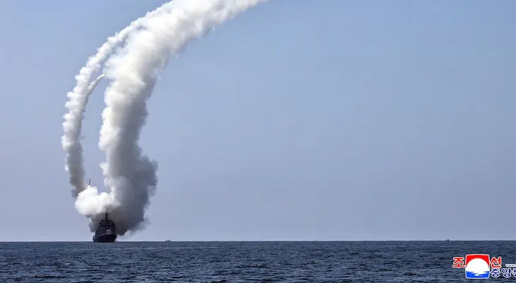 Corea del Norte lanza dos proyectiles hacia el mar de Japón y rechaza resolución del OIEA sobre desnuclearización