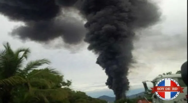 Camión cargado de combustible mata motorista y se incendia en autopista Duarte