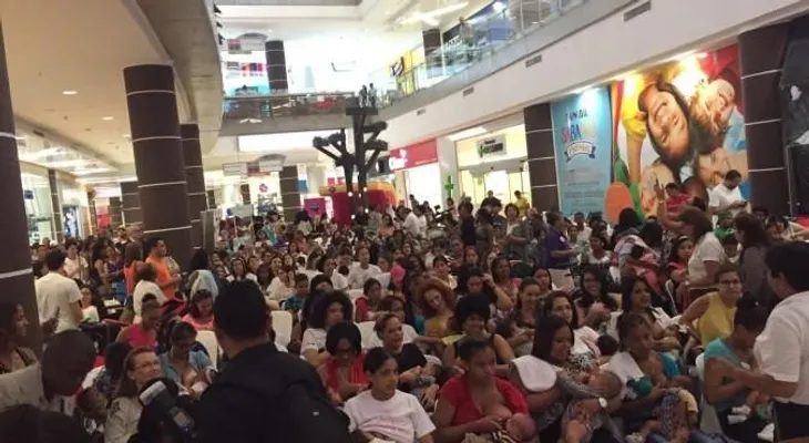 Más de 146 dominicanas realizan "tetada masiva" en Agora Mall