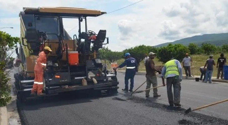 Obras Públicas realiza operativo de pavimentación en Barahona