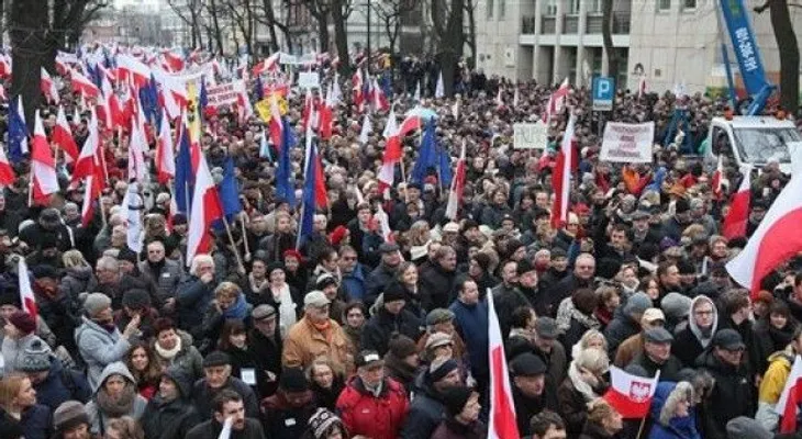 Miles de opositores protestan en Polonia