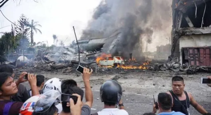113 personas viajaban a bordo del avión militar siniestrado en Indonesia