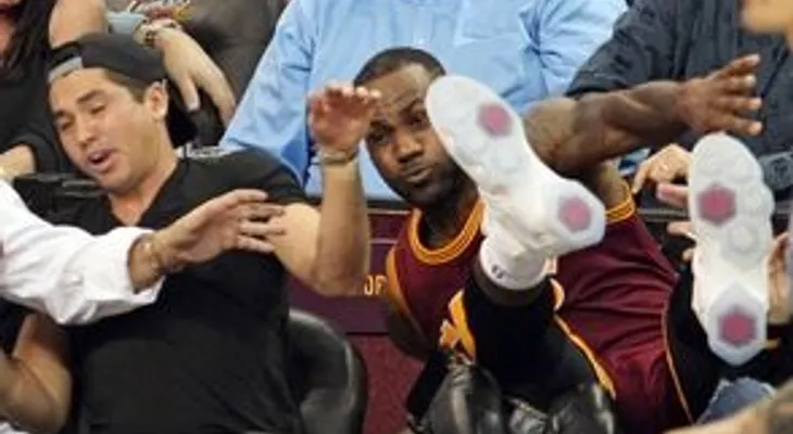 LeBron James choca con fanática, y prende debate sobre seguridad