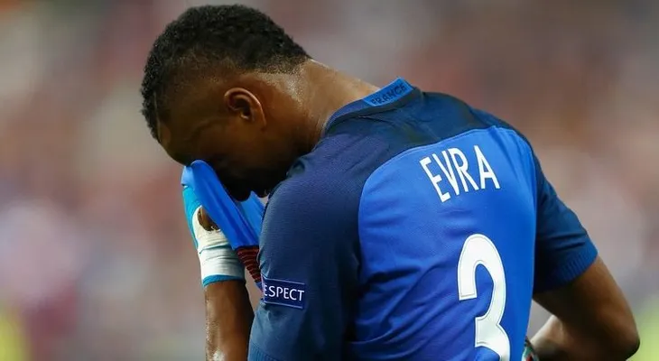 Patrice Evra revela que jugaba con un trozo de pollo en un botín y que de niño mendigaba en la calle