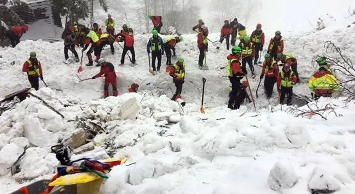 Carrera contrarreloj para hallar a 23 sepultados por alud en Italia