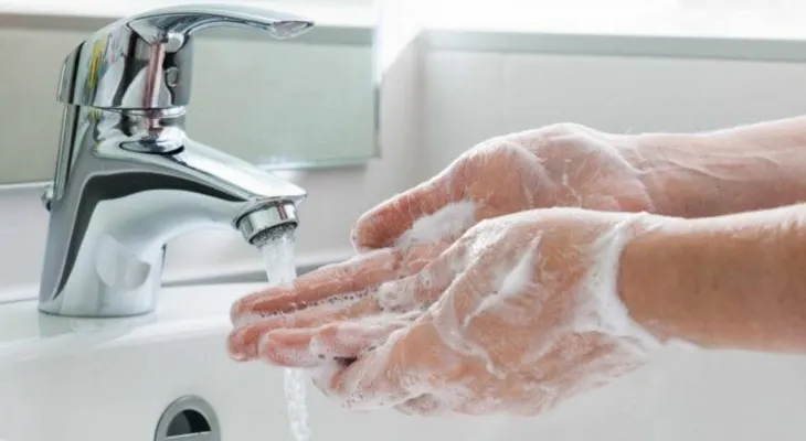 Lavarse las manos con frecuencia previene la dispersión de infecciones
