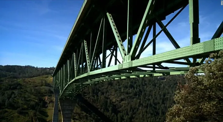 Mujer se cae del puente más alto de California mientras se tomaba una selfie
