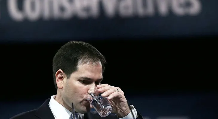 Trump le da un kit de cuidado personal a Rubio para que "no sude tanto"