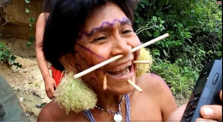 Un hombre de EE.UU. encuentra a su madre perdida en una tribu de la Amazonía 