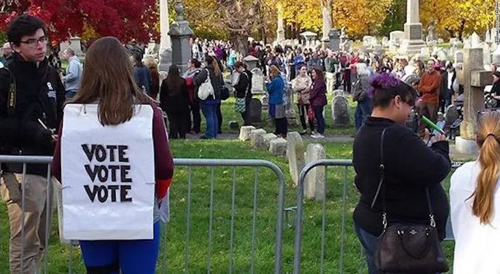Cientos de votantes llegaron a la tumba de la feminista Susan B. Anthony