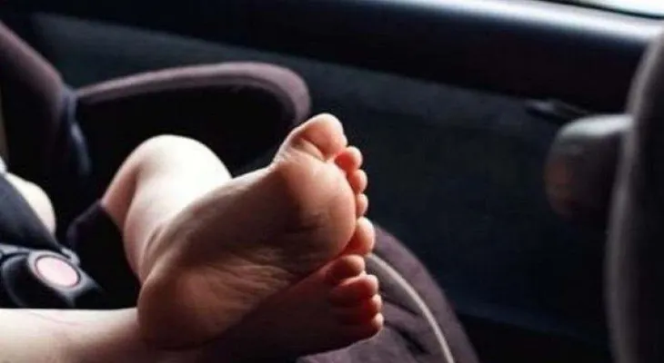 Mujer encierra a su bebé en un auto para celebrar el Año Nuevo en un bar