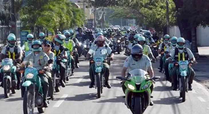 Amet cierra avenidas por desfile militar