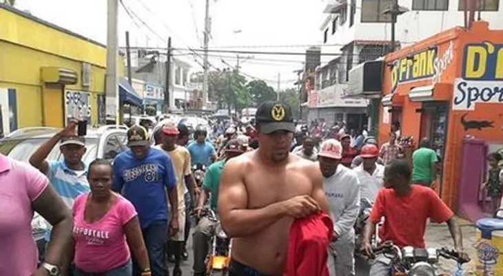 Aspirante a diputado sale en calzoncillos por calles de San Cristóbal