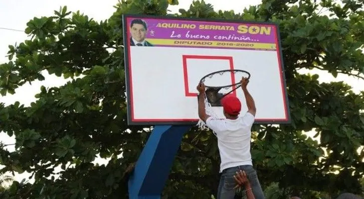 Diputado repara cancha de baloncesto en batey Bienvenido