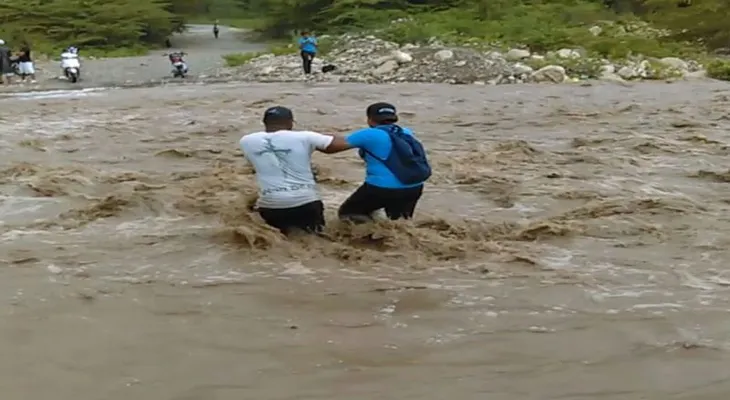 Estudiantes arriesgan sus vidas cruzando un río para recibir docencia