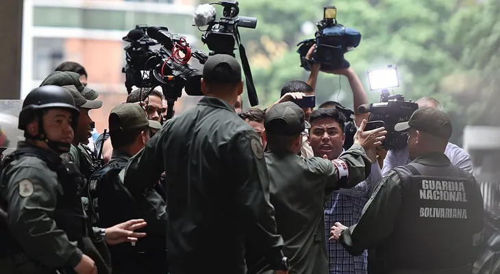 Agreden a periodistas en sede del Consejo Nacional Electoral de Venezuela