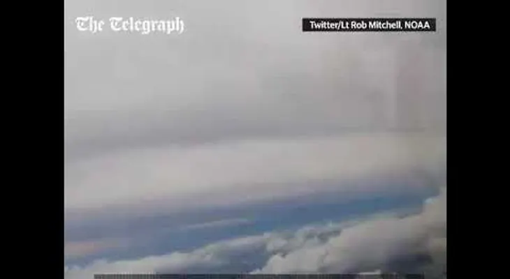Avión vuela sobre el ojo huracán Irma