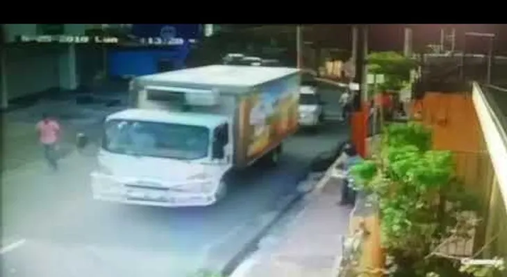 Dos hombres vestidos de policías despojan hombre de camioneta en plena vía