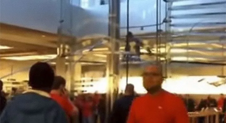 Un hombre desata el caos en una tienda de Apple en EE.UU. (VIDEO)