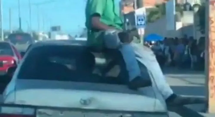 Multan conductor que transportaba a un hombre en la capota del vehículo