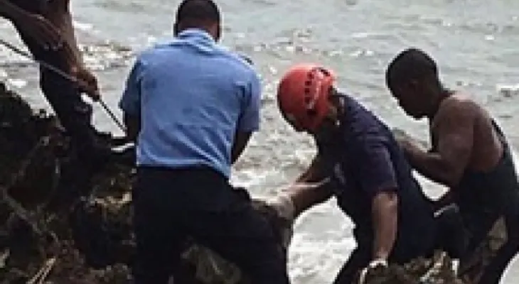 Sacan cuerpo de una mujer del mar Caribe en el Malecón