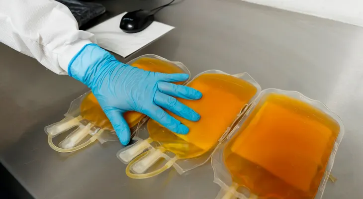 Terapia con plasma de convalecientes puede disminuir la gravedad de COVID-19