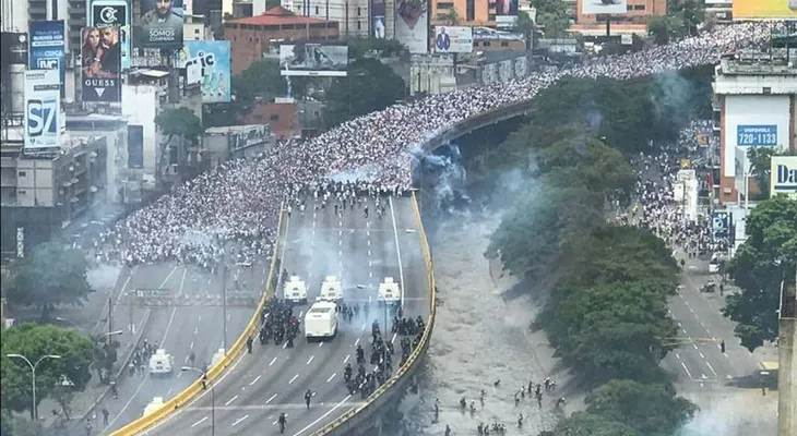 Brutal represión de la policía chavista a la multitudinaria marcha de la oposición: dos muertos