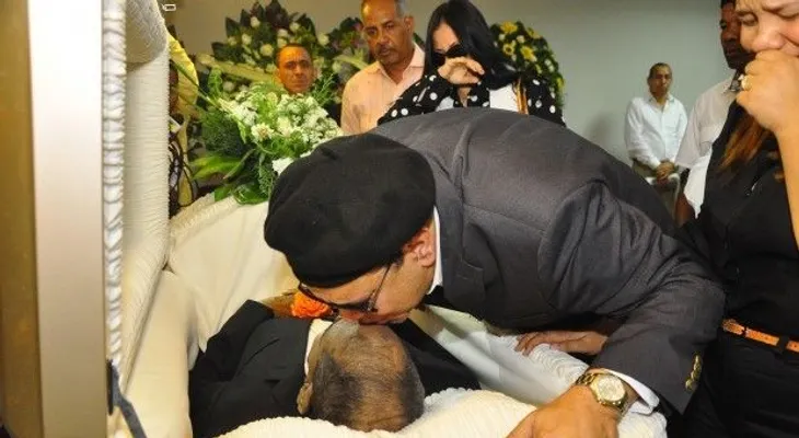 Fernandito le da un beso a su padre en el ataúd; agradece solidaridad